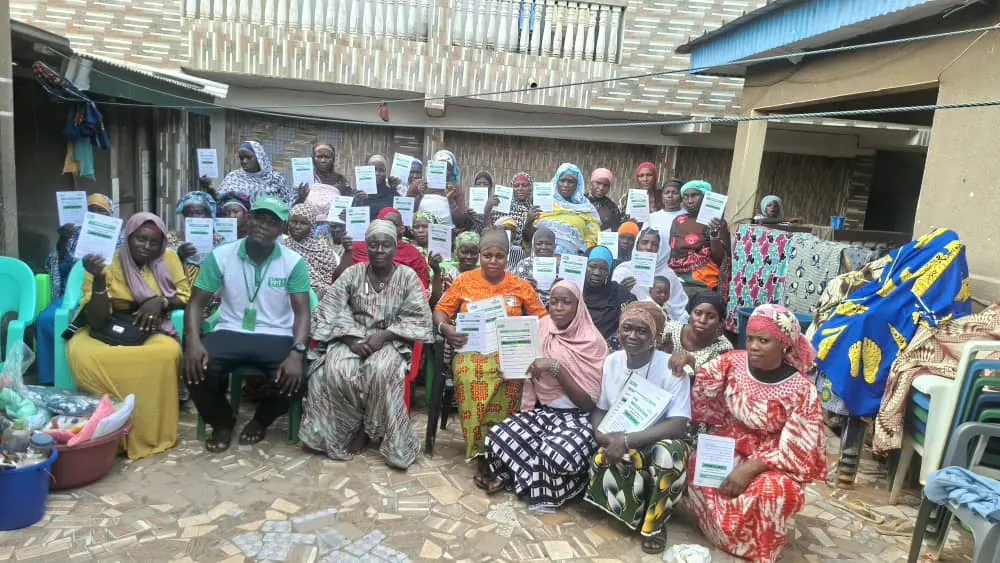 Groupe de femmes de la coopérative tenant des documents à la main lors d'une rencontre