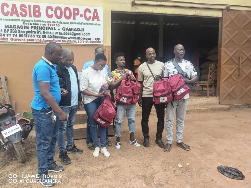 Remise de sacs à dos devant le magasin principal de CASIB COOP-CA à Gabiadji