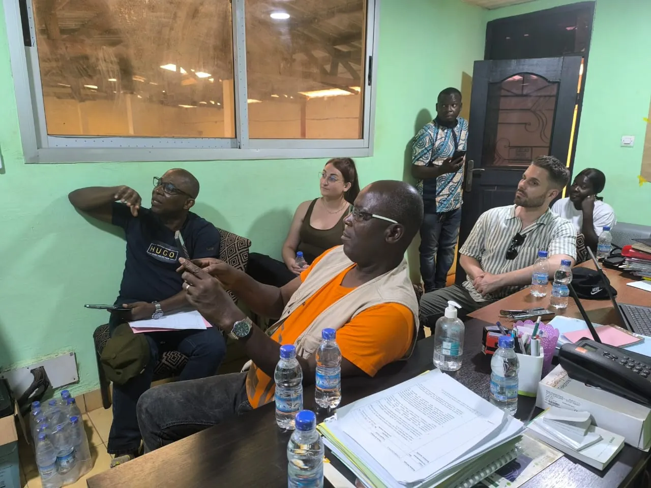 Réunion de travail dans un bureau de la coopérative avec des visiteurs